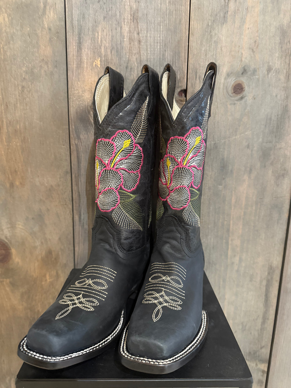 Size 7: Blk/Pink Hibiscus