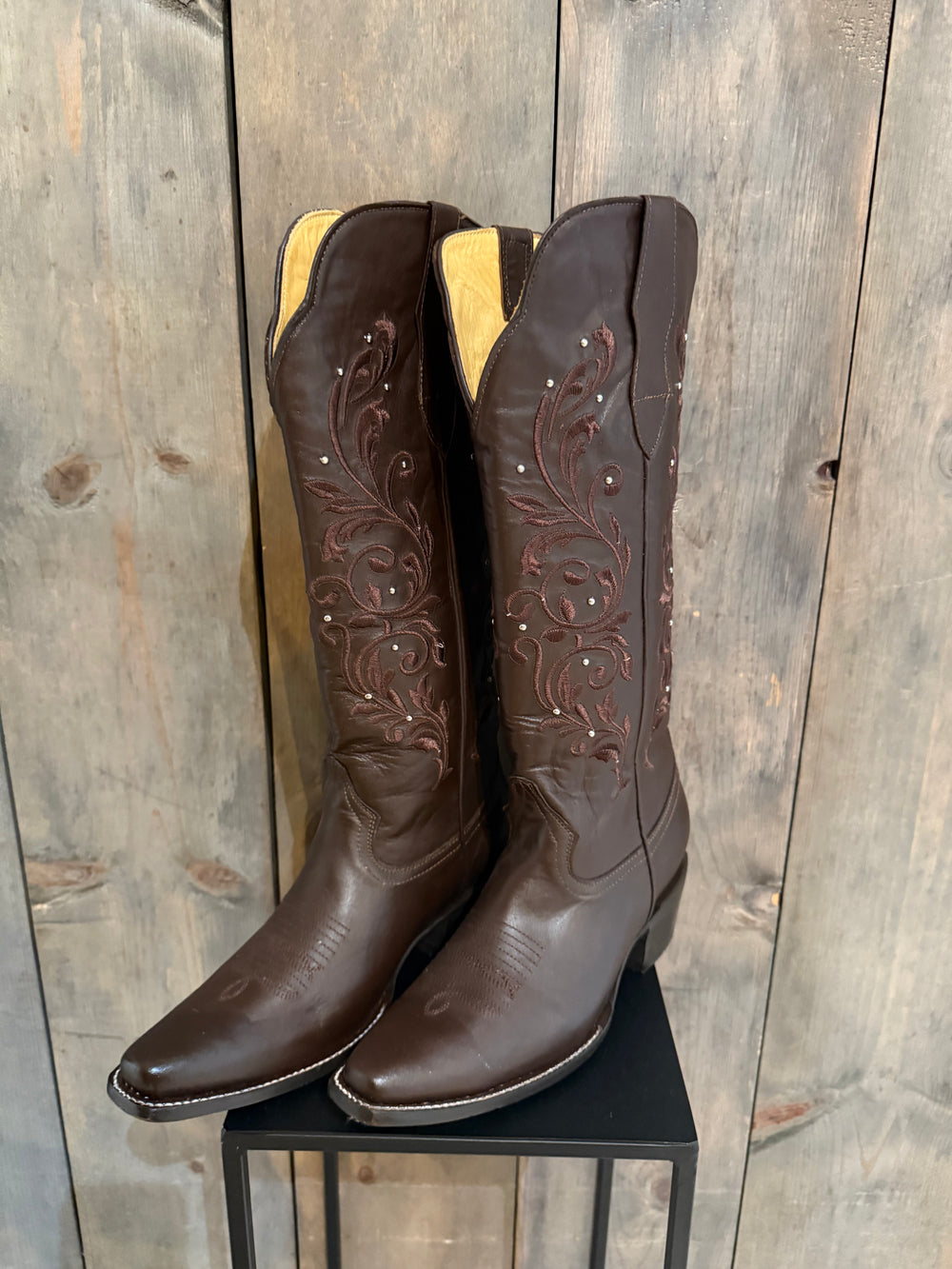 Size 9: Chocolate/Tall/Studs