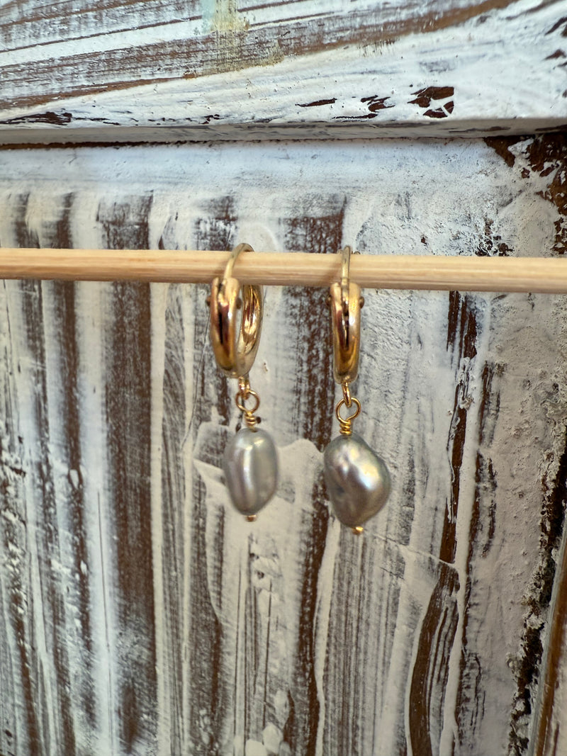 Manini Pearl Hoops