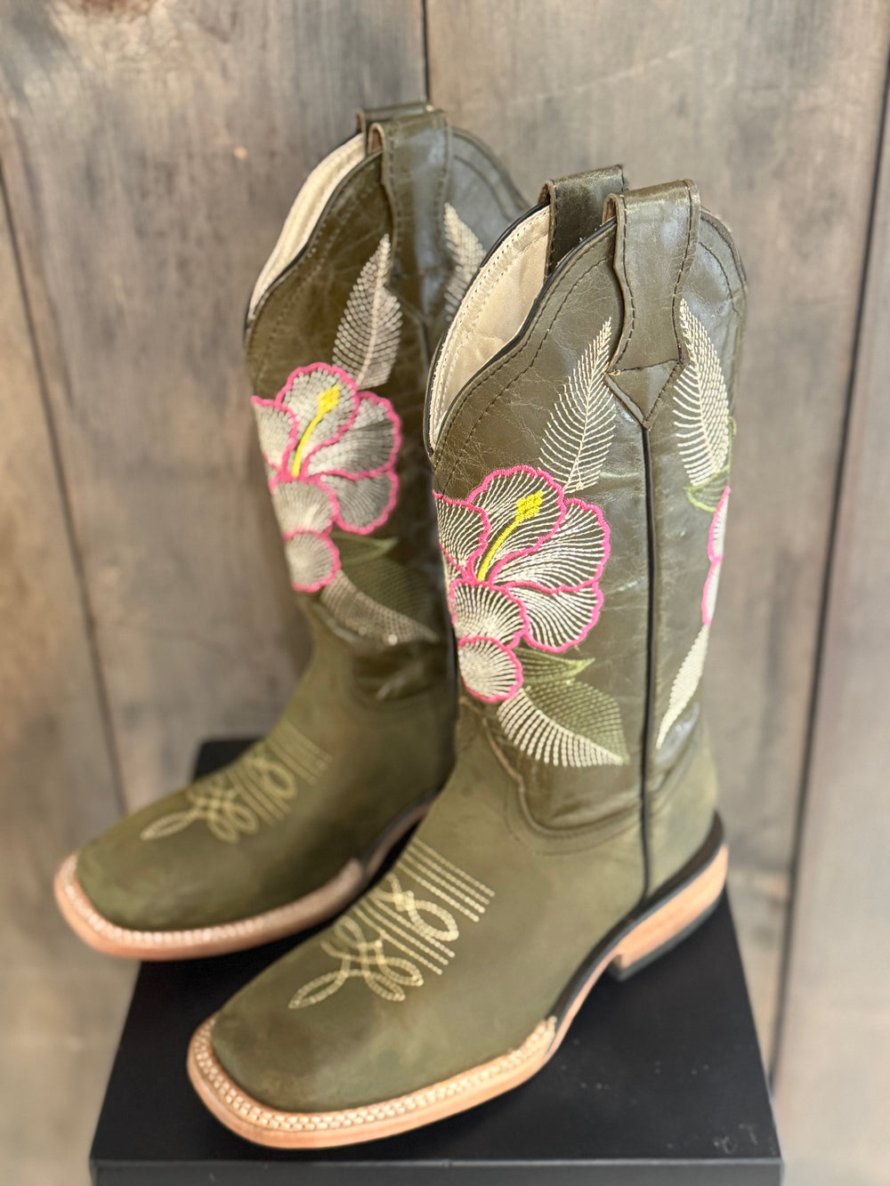 Size: 6.5  Pink Hibiscus