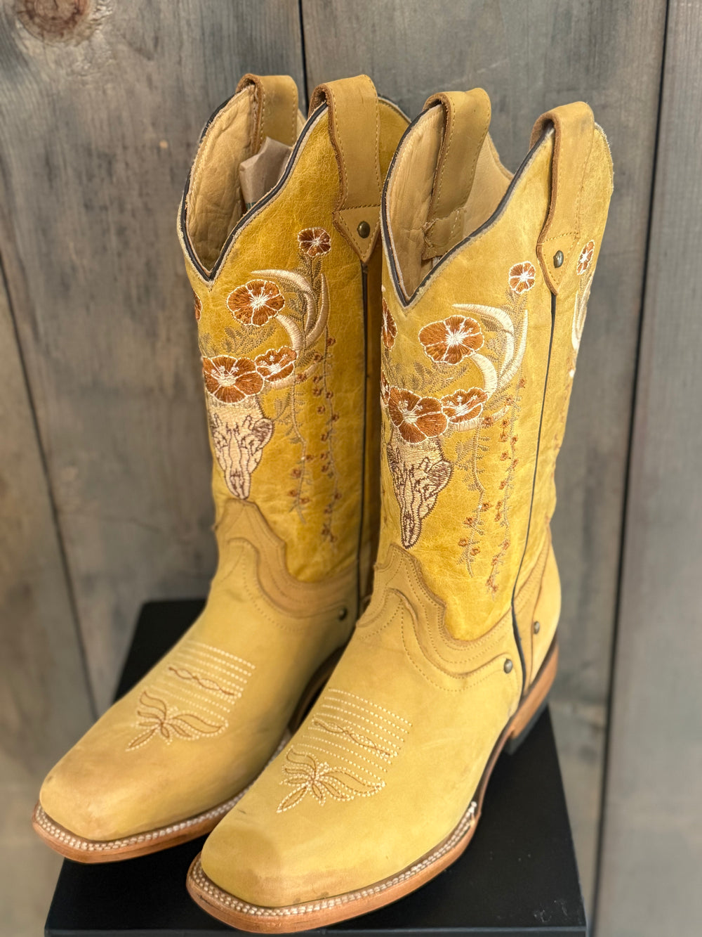Size: 10 Yellow Bulls