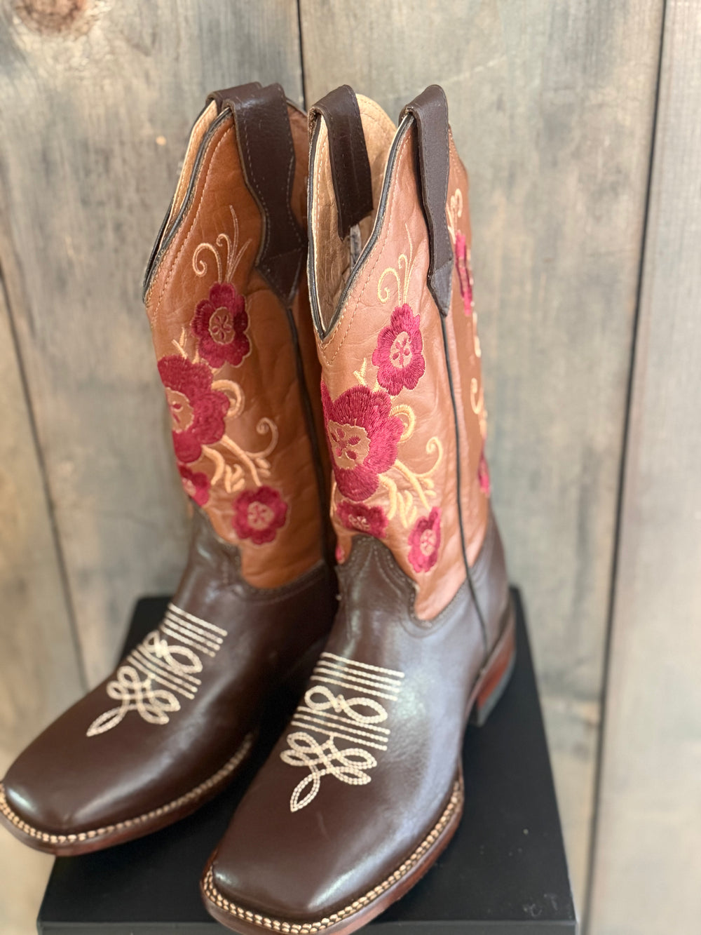 Size: 10 Brown w/ Flowers