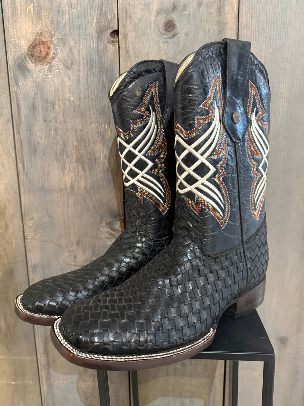 Size: 11 Black Weave