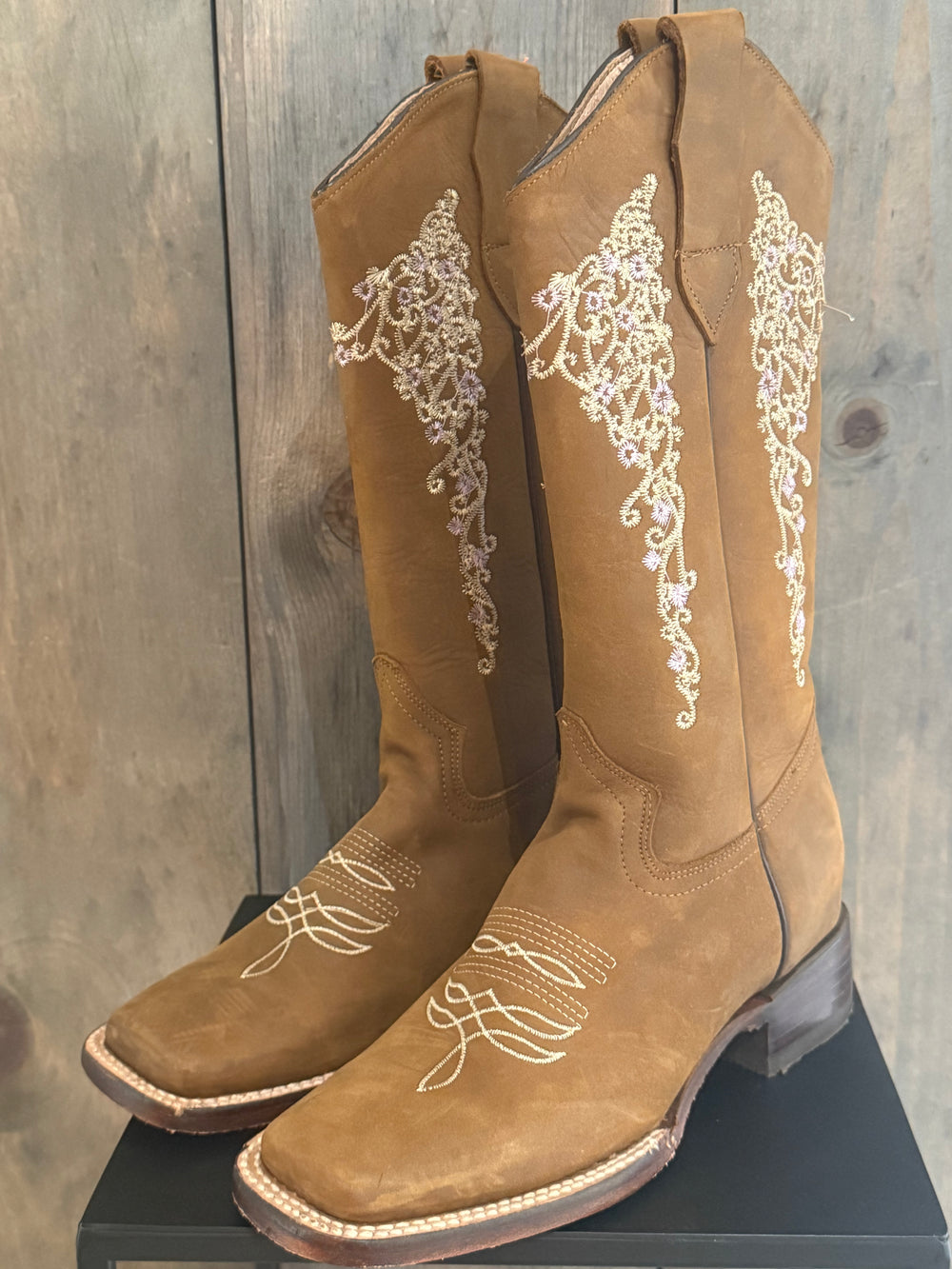 Size: 6.5 Brown/White