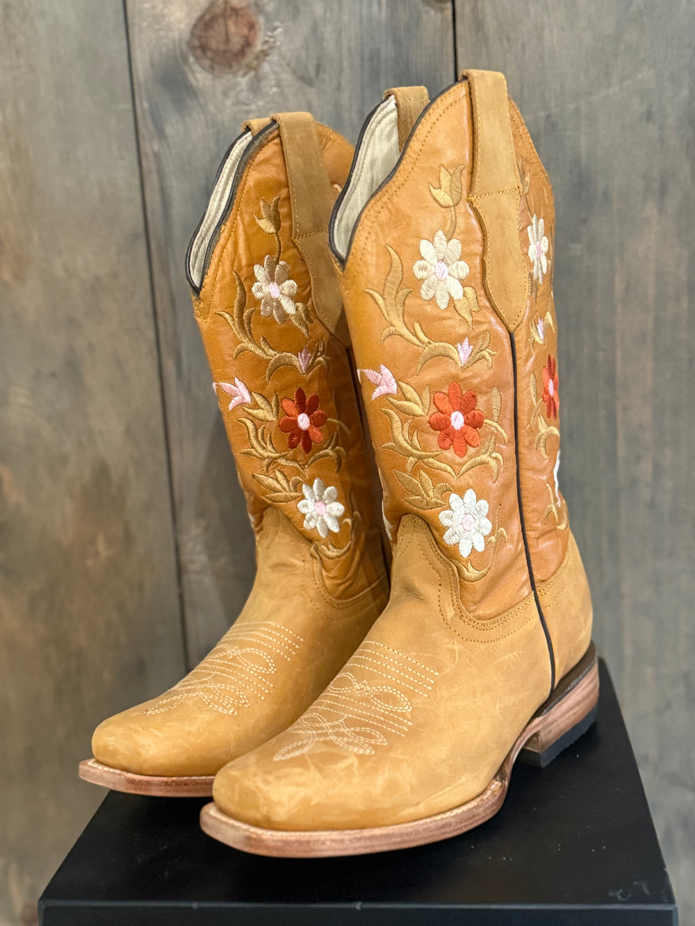 Size: 6.5 Tan with Flowers