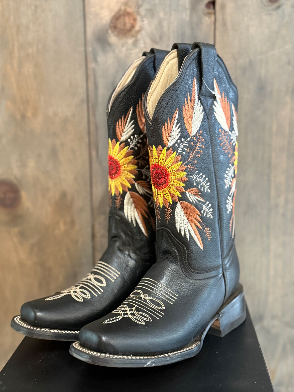 Size: 7.5 Black/Yellow Flower