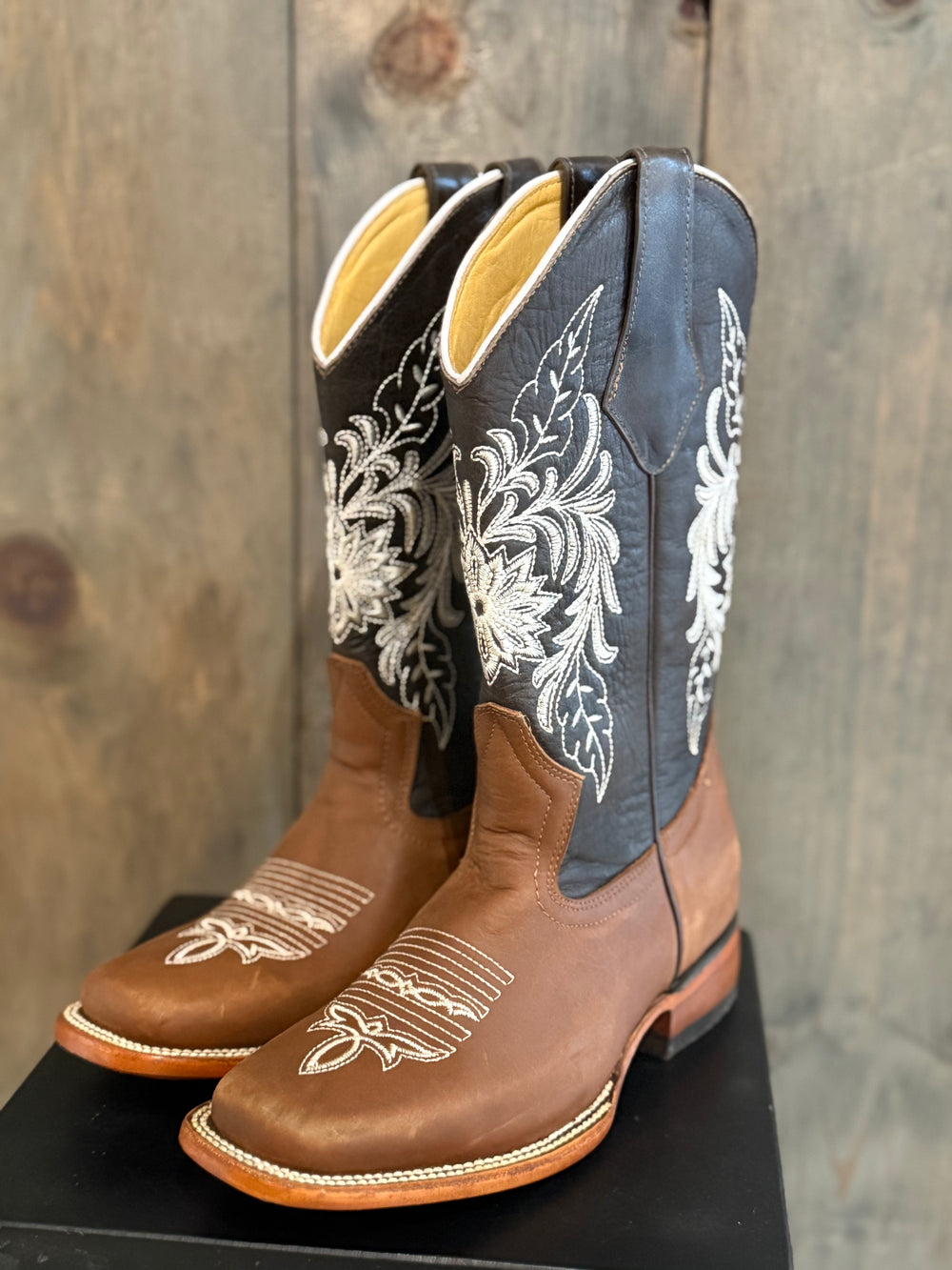 Size: 7.5 Brown/White Flower