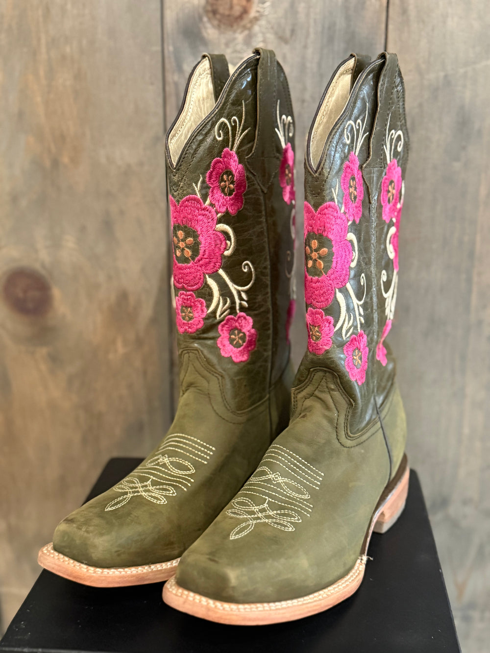 Size: 7.5 Green/Pink