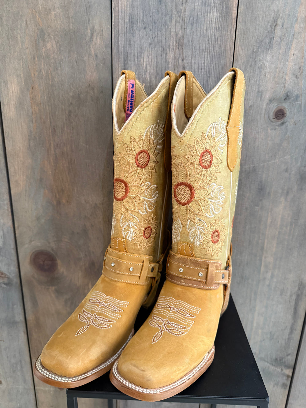 Size 7.5: Tan/Sunflowers