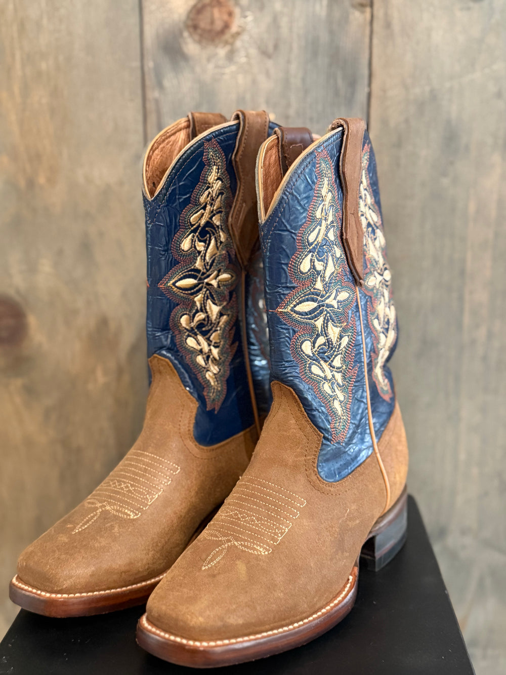 Size: 7 Brown & Navy