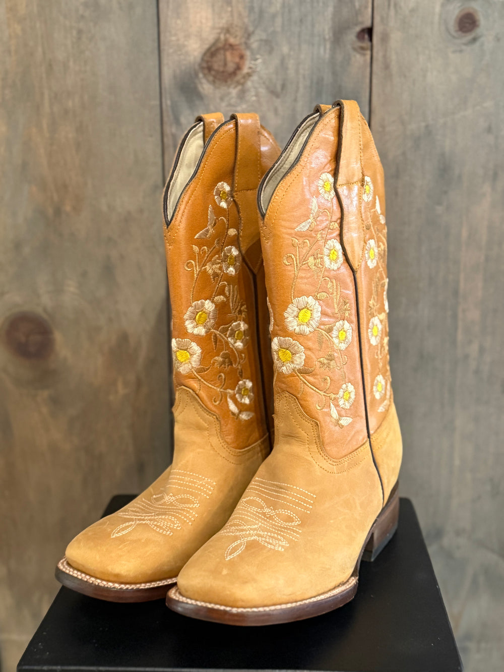 Size: 7 Tan with Flowers