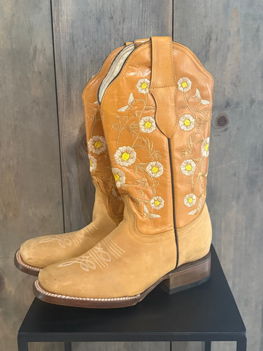 Size: 7 Tan with Flowers