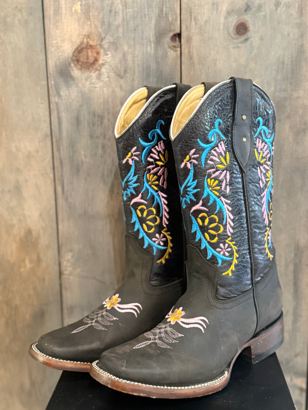 Size: 8.5 Black with Turquoise