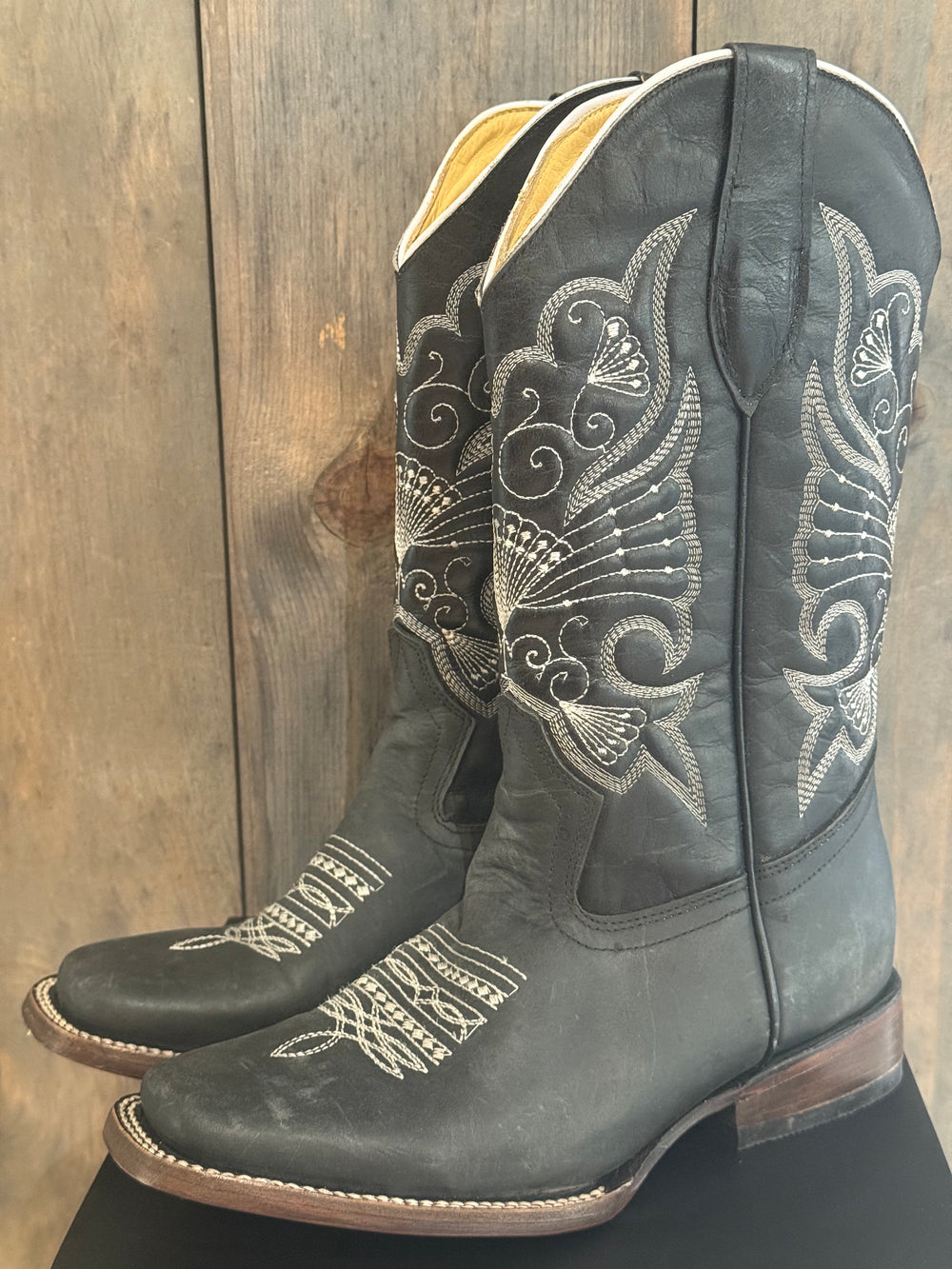 Size: 8 Black/White