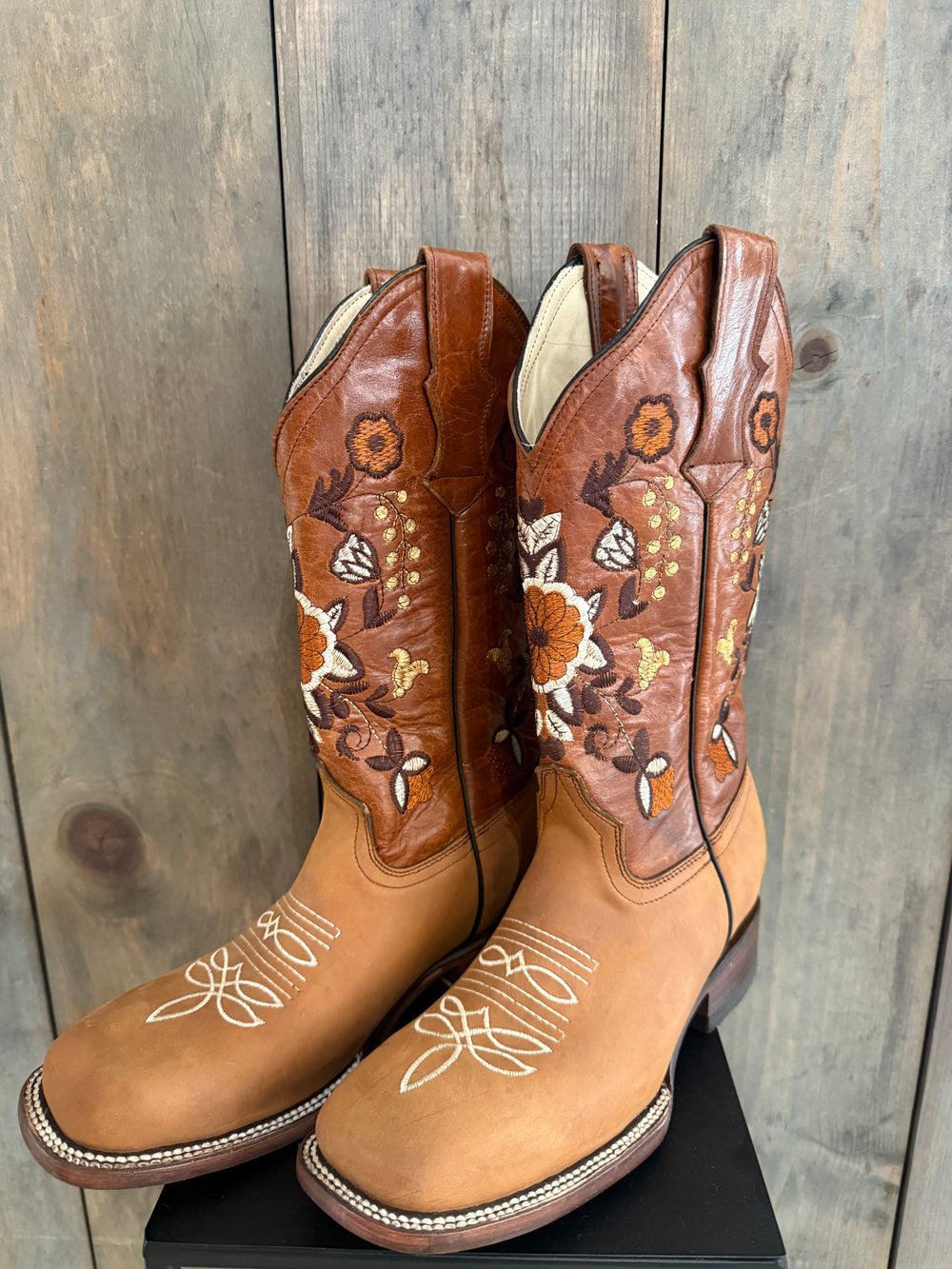 Size 8 Brown/Flowers