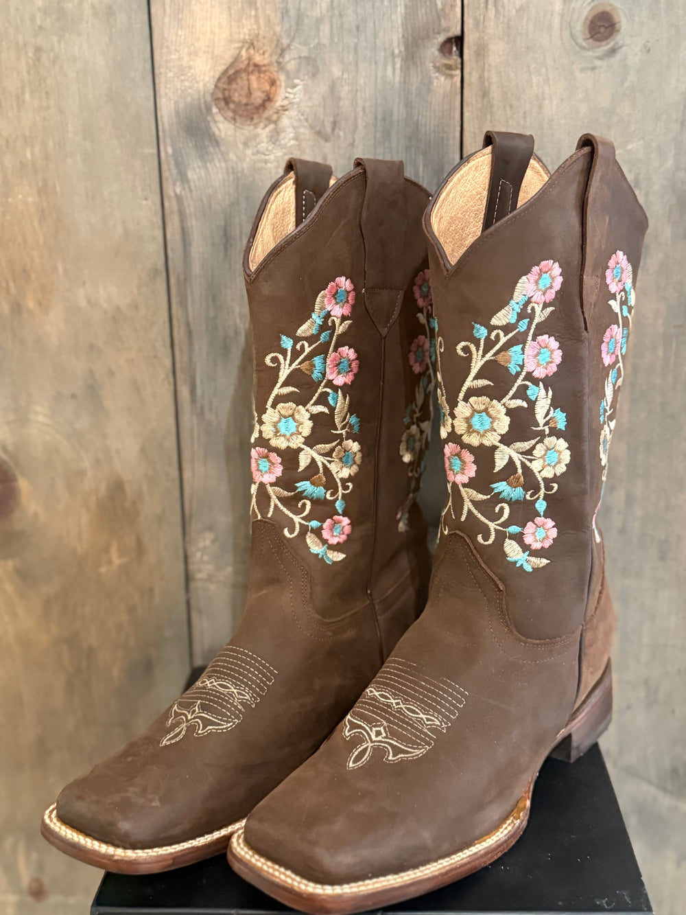 Size: 9.5 Brown/Pink & Blue