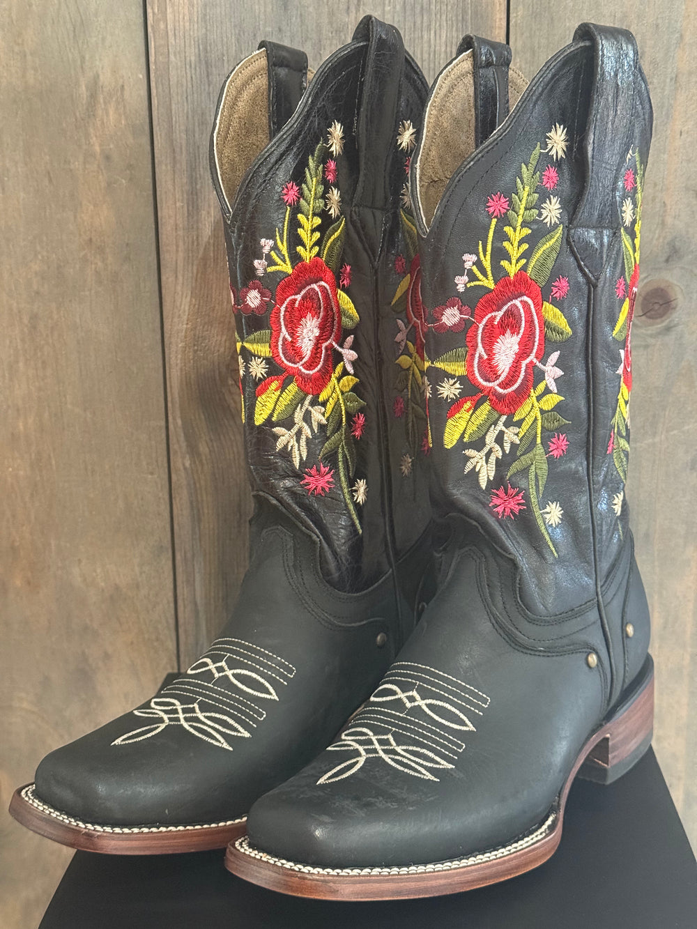Size: 8 Blk with Red Flower