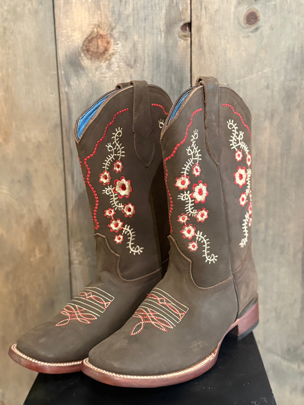 Size: 9 Browd/Red Flowers