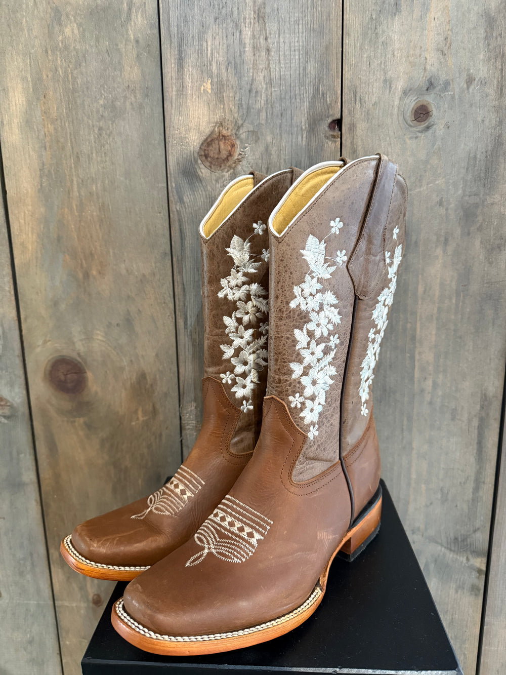 Size: 9 Brown/White Flower
