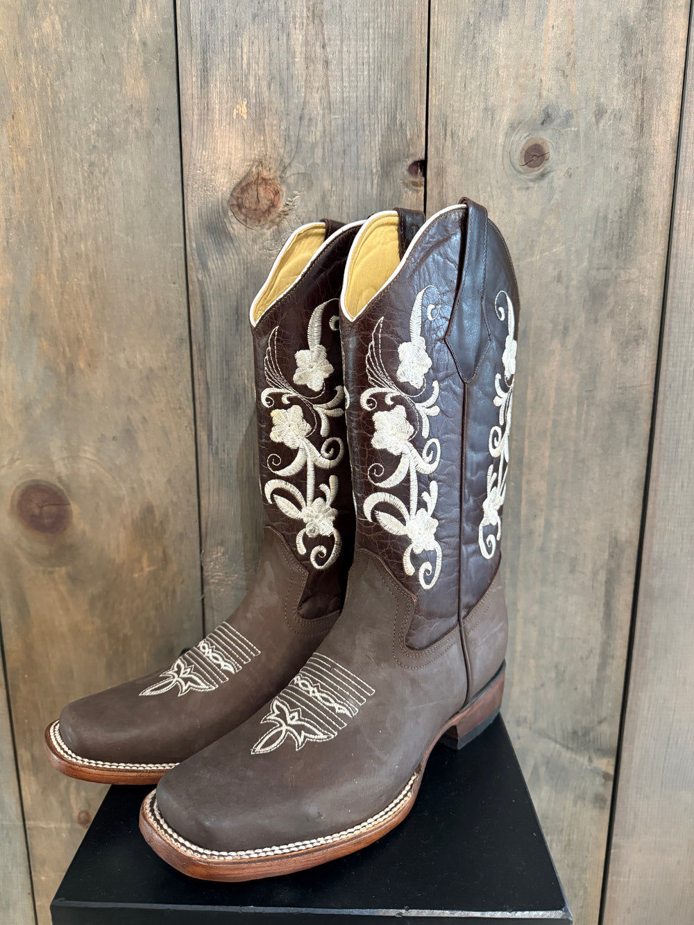 Size: 9 Dark Brown/White