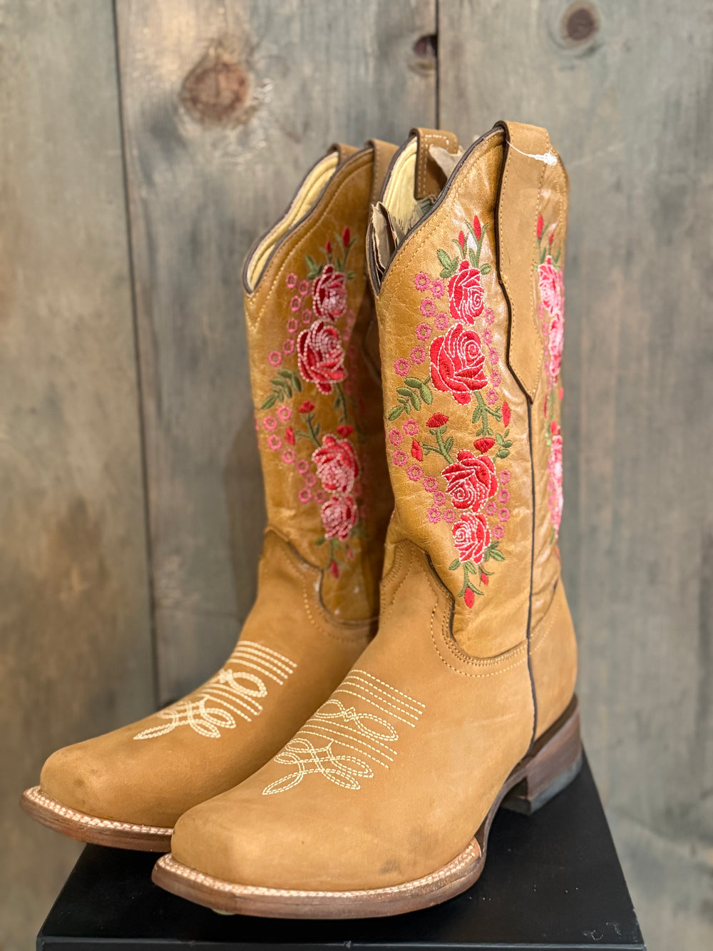 Size: 9 Tan/Red Roses