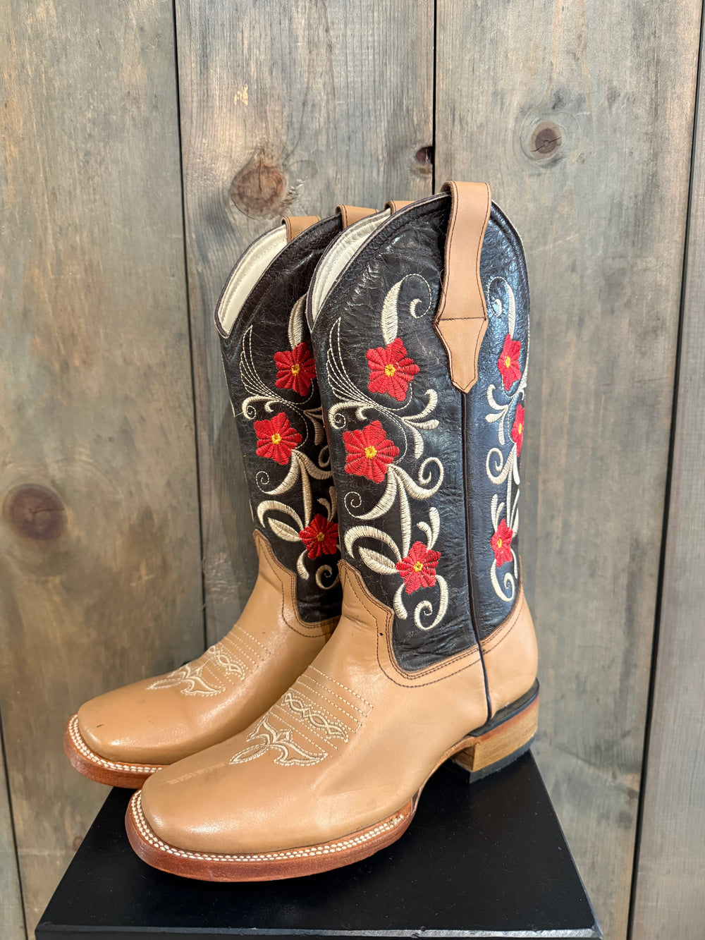 Size: 8 Tan&Blk/Red Flower