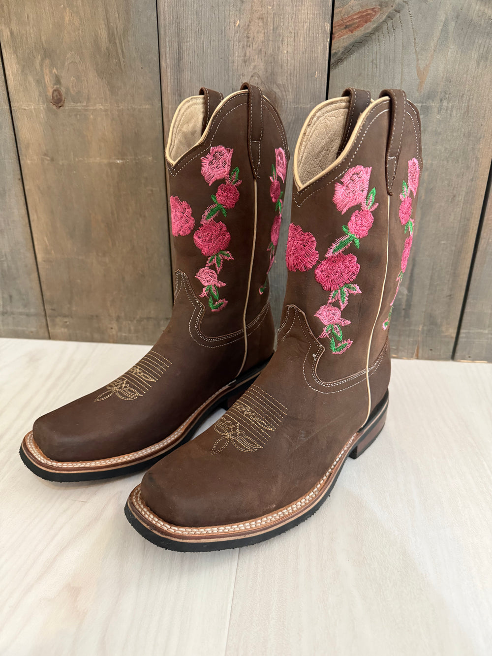Size: 9.5 Brown with Roses