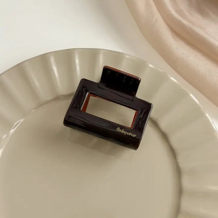 D.I.PBrown Geometries Letter Print Hair ClawsHair Clips