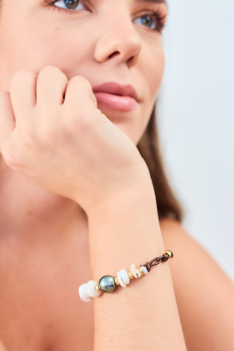 Leather Bracelet with Tahitian Pearl and Puka